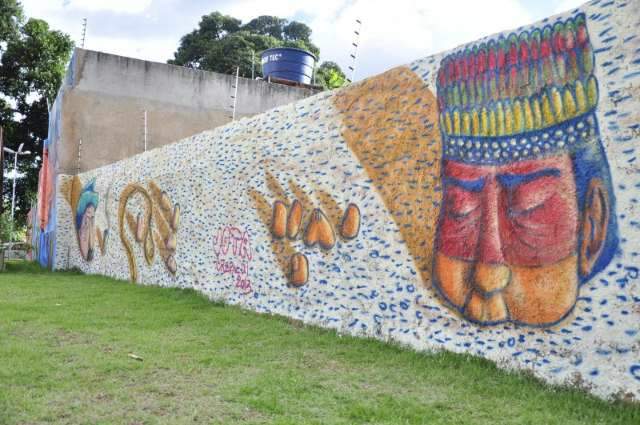 Grafite de Jota Crepaldi p&otilde;e em muro a morte ind&iacute;gena na disputa por terra