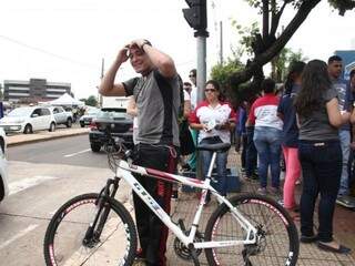 O militar Luiz Polizelli ficou preocupado, mas encontrou lugar para bike em estacionamento (Foto: Marcos Ermínio)