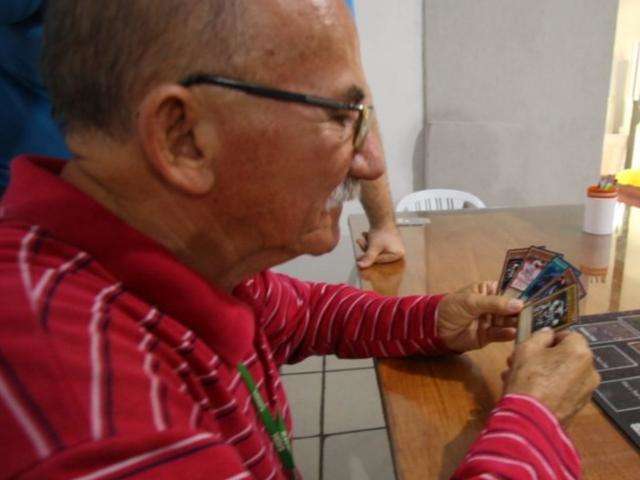 Torneio de Yu-Gi-Oh tem ju&iacute;z  oficial e motorista de 64 anos jogando pela 1&ordf; vez