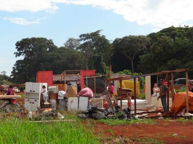 Fam&iacute;lias despejadas amontoam pertences na rua e amea&ccedil;am montar acampamento