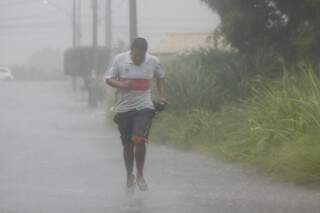 Moradores tentam correr da chuva (Foto: Cleber Gellio)