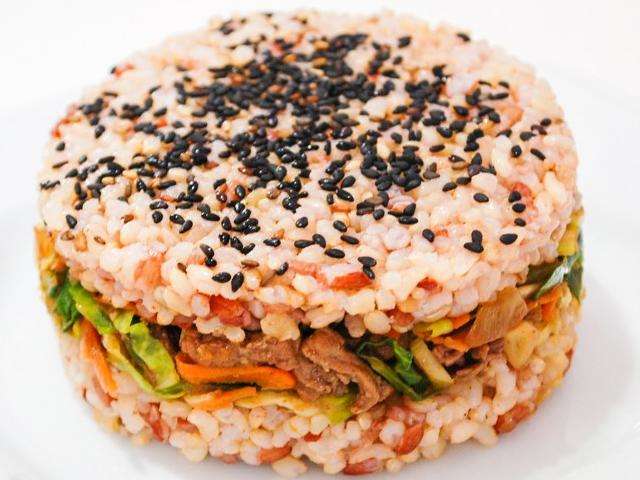 Delivery tem hamb&uacute;rguer oriental, feito de arroz, e que parece sushi gigante