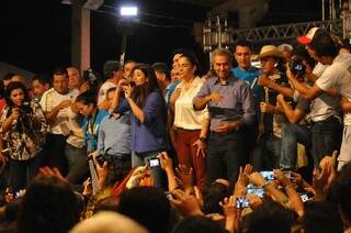 Pelo menos duas mil pessoas receberam o governador eleito no comitê do tucano (Foto: Alcides Neto)
