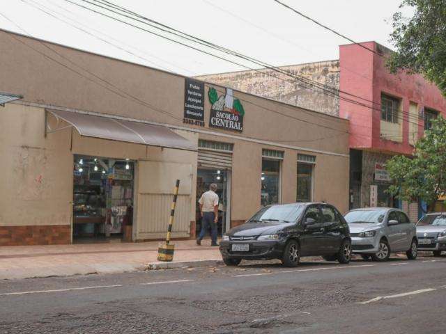 Ap&oacute;s tentar assaltar sacol&atilde;o, bandido &eacute; perseguido e atira contra homem