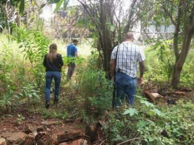 Mulher &eacute; encontrada morta em terreno e com sinais de viol&ecirc;ncia sexual