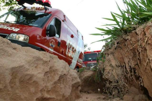  Viatura do bombeiros cai dentro de buraco em bairro de Coxim