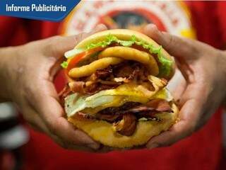 Lanche farto, bom de comer com mordidas super exageradas.