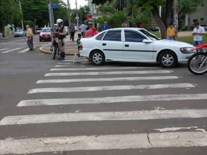  Mulher é atropelada ao atravessar avenida Calógeras na faixa de pedestre