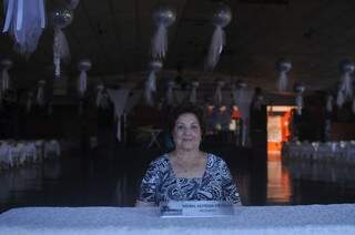 Dona Maria Metello e a placa de &quot;Presidente&quot; do Clube da Amizade. (Foto: Alcides Neto)