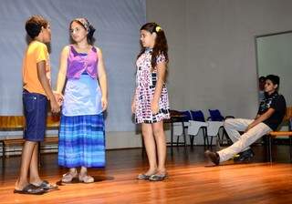 Encerramento teve apresentação de teatro de alunos de escola municipal (Foto: Lucho Rocha/Divulgação)