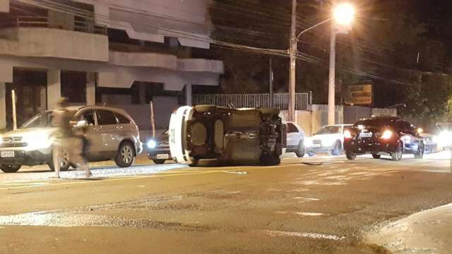 Carro capota ap&oacute;s colis&atilde;o em cruzamento da Cear&aacute; com a Pernambuco