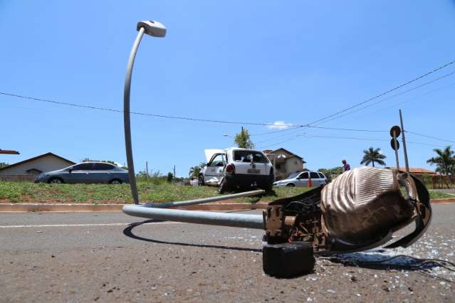 Motorista realiza retorno pela pista contr&aacute;ria e derruba poste na Interlagos