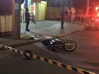 Vítima morta sobre a calçada ao lado de sua motocicleta. (Foto: Jeferson Costa) 