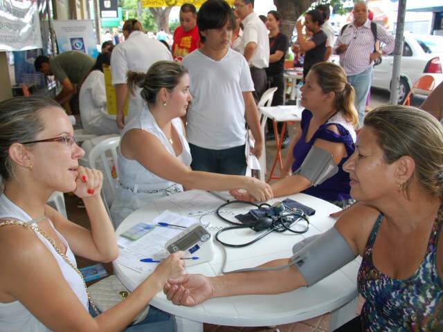 Em comemora&ccedil;&atilde;o ao Dia do Farmac&ecirc;utico, volunt&aacute;rios atendem pessoas
