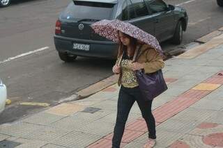 Casaco e guarda-chuva viram itens indispensáveis na hora de sair de casa. (Foto: Marcos Ermínio)