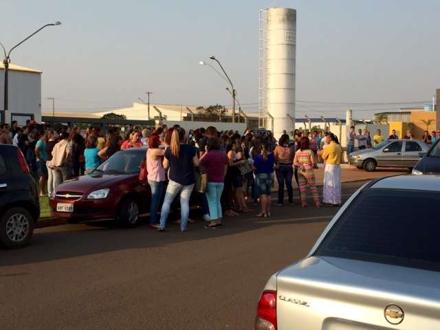 Cerca de 300 trabalhadores de ind&uacute;stria protestam contra sal&aacute;rios atrasados 