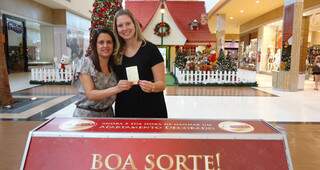 Annelise (à esquerda) com a a gerente de marketing do Norte Sul Plaza, Daniela Masson. (Foto: Divulgação)
