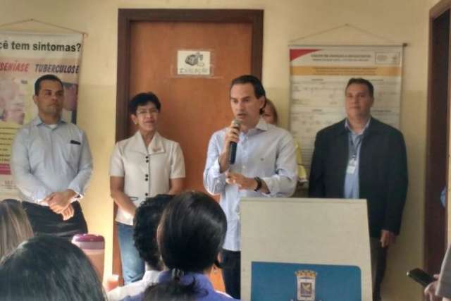 Prefeito diz que vai instalar ponto, mas que prioridade &eacute; 13&deg; sal&aacute;rio