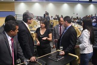 Base aliada vai contra Bernal e veto a reajuste &eacute; derrubado por 27 votos