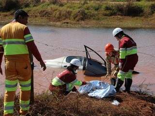 Equipes do Corpo de Bombeiros e CCR-MS Via resgataram o corpo na represa (Foto: Rones Cezar/Alvorada Informa)