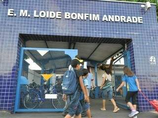 Estudantes chegam à escola da rede municipal de ensino de Dourados (Foto: Divulgação)
