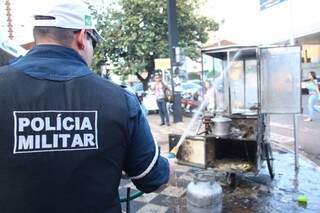 Policial militar ajudou a apagar fogo em carrinho (Foto: Marcos Ermínio)