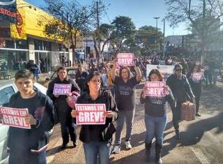 Professores de Dourados durante protesto na Marcelino Pires (Foto: Divulgação)