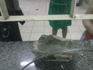 Pedra arremessada pela travesti contra os funcionários. (Foto: Direto das Ruas)
