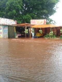 Temporal alaga ruas e impede tr&aacute;fego na sa&iacute;das para Tr&ecirc;s Lagoas e Cuiab&aacute;
