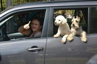 Coincidentemente, alguns motoristas saíram às ruas, neste domingo, e levaram a cachorrada. (Foto: Cleber Gellio)