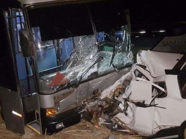Homem morre em colis&atilde;o entre &ocirc;nibus escolar e picape na BR-158