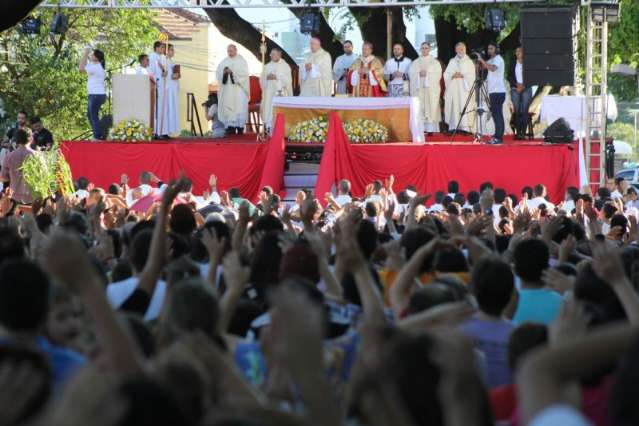 Celebra&ccedil;&atilde;o de Corpus Christi re&uacute;ne aproximadamente 8 mil cat&oacute;licos
