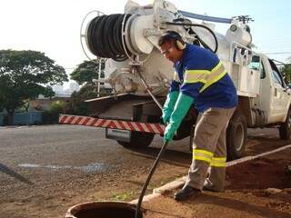 Técnico da Águas Guariroba realiza manutenção na rede de esgotamento sanitário. (Foto: Divulgação)