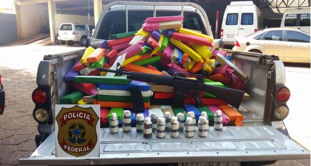 PF apreende 245 kg de maconha, fuzil e granadas que seriam levadas para o RJ