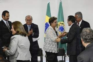 Presidente cumprimenta empresários após assinatura de contrato em Brasília (Foto: Agência Brasil)