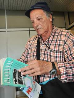 Escritor Augusto Cesar Proença mostra uma de suas obras.