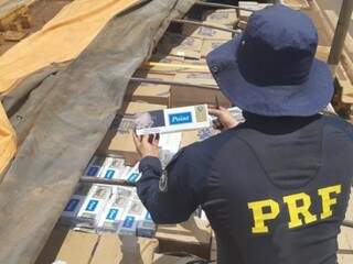 Carreta com 250 mil ma&ccedil;os de cigarro contrabandeados &eacute; apreendida pela PRF