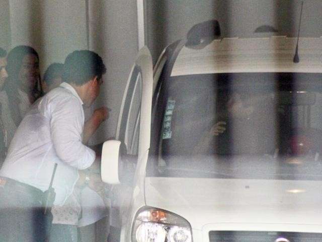 Menino torturado pelos tios reencontra irm&atilde; ao voltar para abrigo