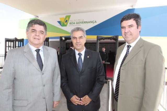 Ao lado de futuros secret&aacute;rios, Reinaldo participa de evento em Bras&iacute;lia