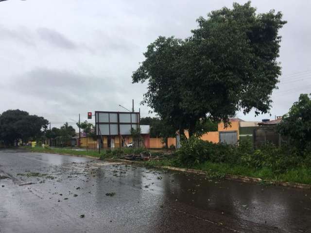 &Aacute;gua de chuva invade estacionamento de instituto, mas aulas ocorrem normalmente