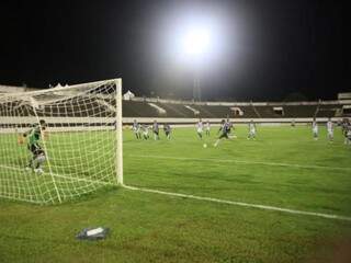 Momento do pênalti que resultou no gol do Operário. (Foto: Paulo Francis) 