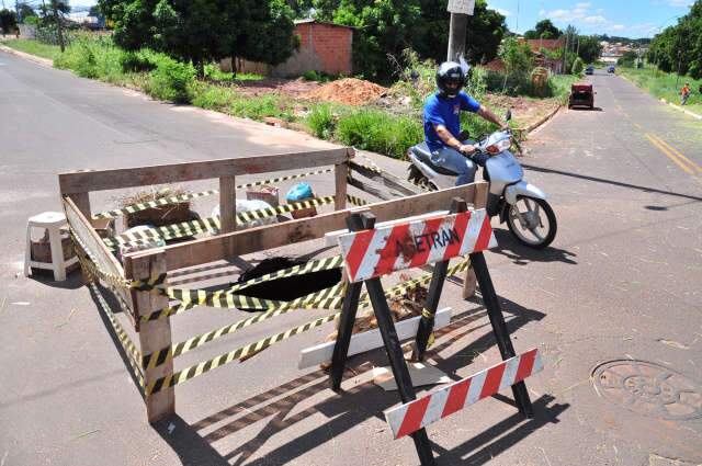  Moradores transformam em &quot;chiqueirinho&quot; buraco no Jardim Marab&aacute;