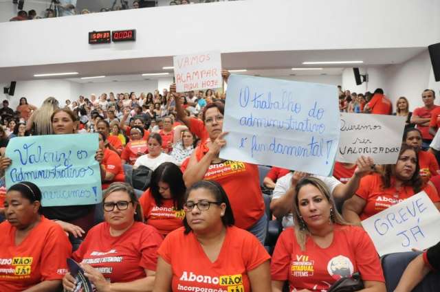 Secret&aacute;rio-adjunto diz a servidores que 3,04% &eacute; reajuste &quot;respons&aacute;vel&quot;