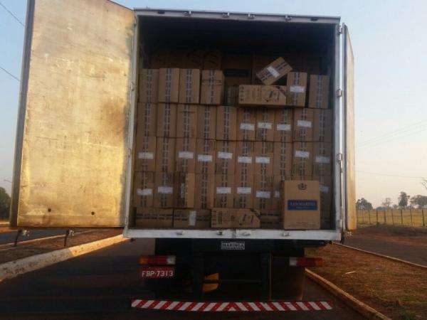 PRF apreende duas carretas com mais de 50 mil cigarros contrabandeados