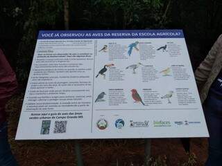 Placa indica início da trilha com duração de 20 minutos em mata nativa do Cerrado (Foto: Kleber Clajus)