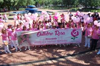 Voluntários e integrantes da Rede Feminina de Combate ao Câncer lançam Outubro Rosa, na Capital. (Foto:Simão Nogueira)