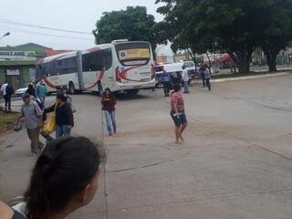 Passageiros deixam ônibus após acidente no terminal General Osório (Foto: Direto das Ruas)