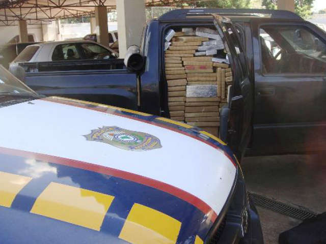  PRF apreende mais de 780 kg de maconha e recupera camionete