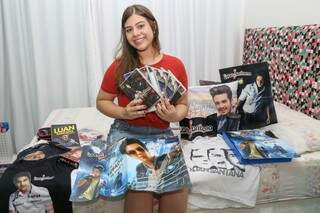 Julia segurando os DVDs e com a camiseta do cantor no colo (Foto: Paulo Francis)