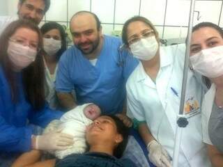 Luciana e a filha Estela Helaine junto com equipe médica da UPA (Foto: Divulgação)